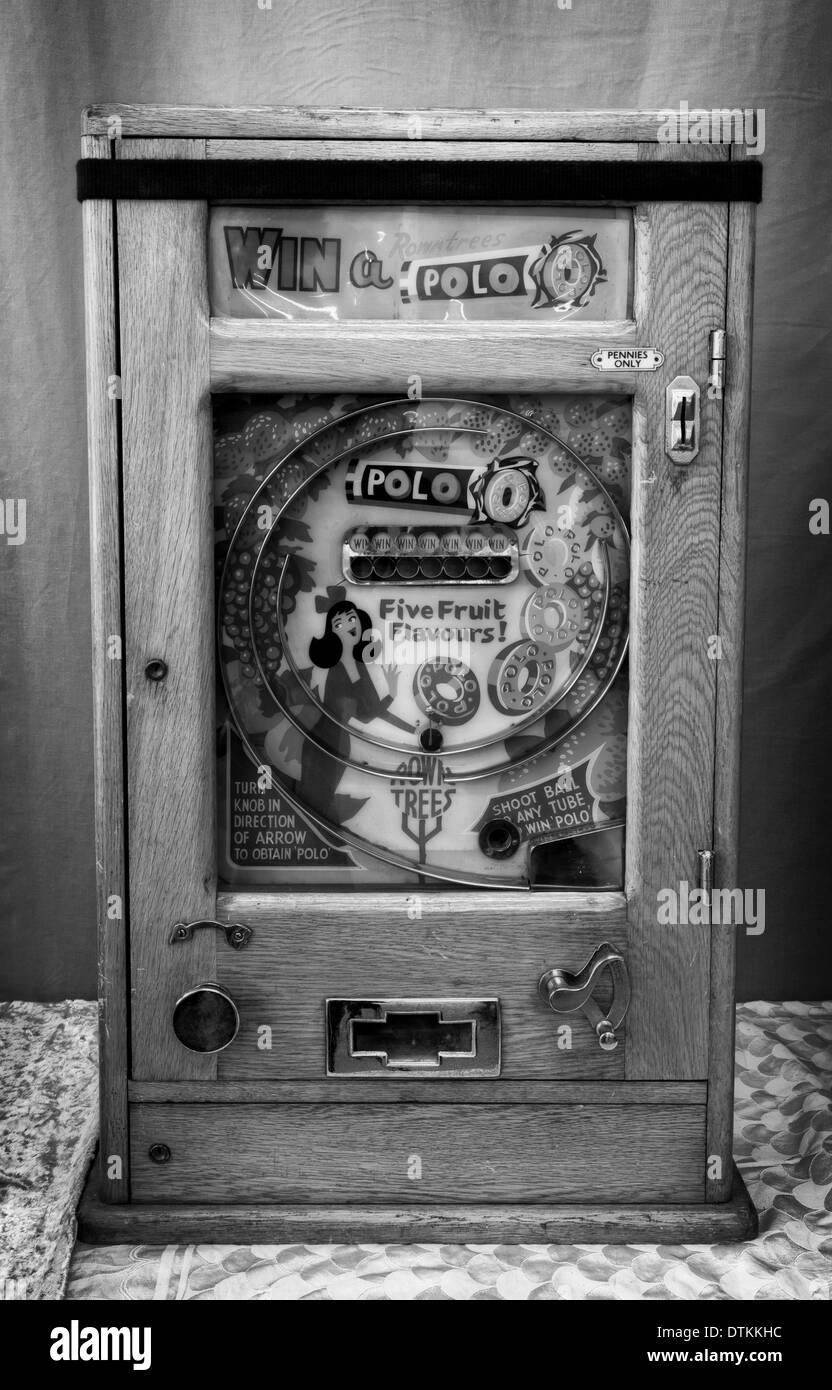 Bryans Vintage ALLWIN arcade retro máquina tragaperras antiguo Penny Allwin máquinas de polo. 'Gana un polo' máquina tragaperras de penique antiguo en Stand, Reino Unido Foto de stock