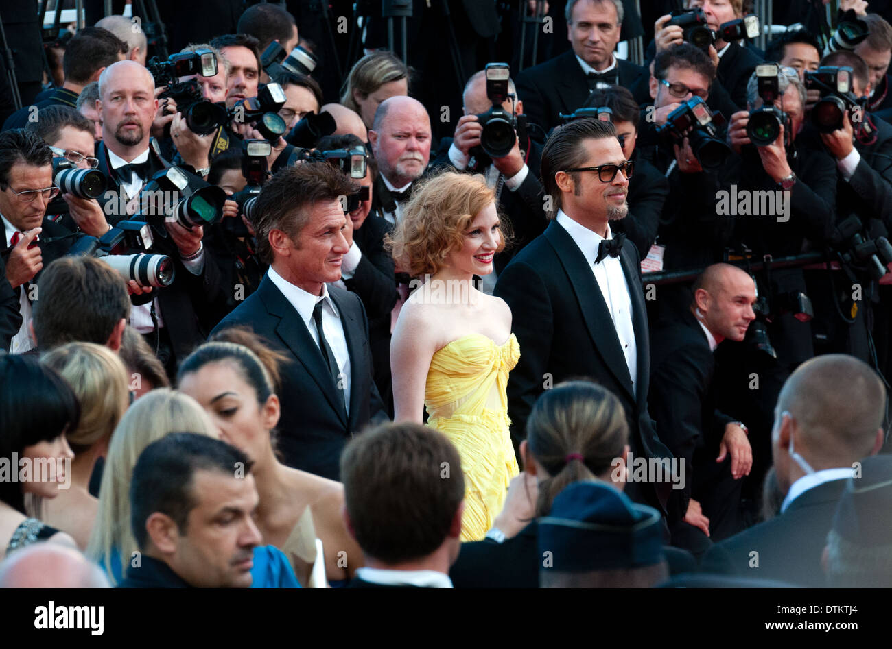 Europa, Francia, Alpes-Maritimes, Festival de Cine de Cannes. Los actores Jessica Chastain Brad Pitt y Sean Penn antes de la alfombra roja Foto de stock