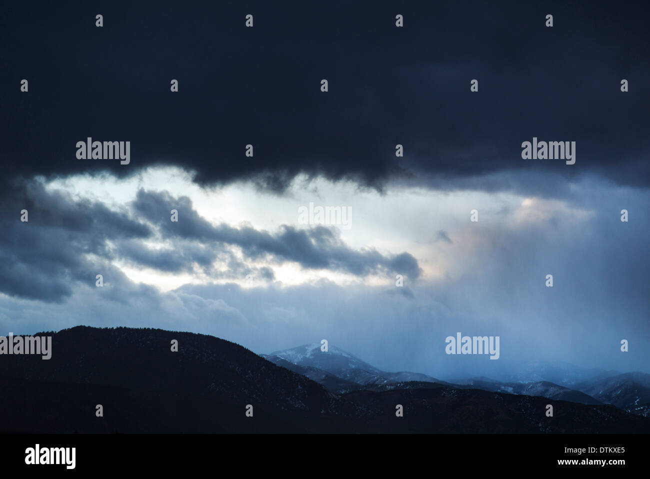Nubes de tormenta sobre las Montañas Rocosas, en el centro de Colorado, EE.UU. Foto de stock