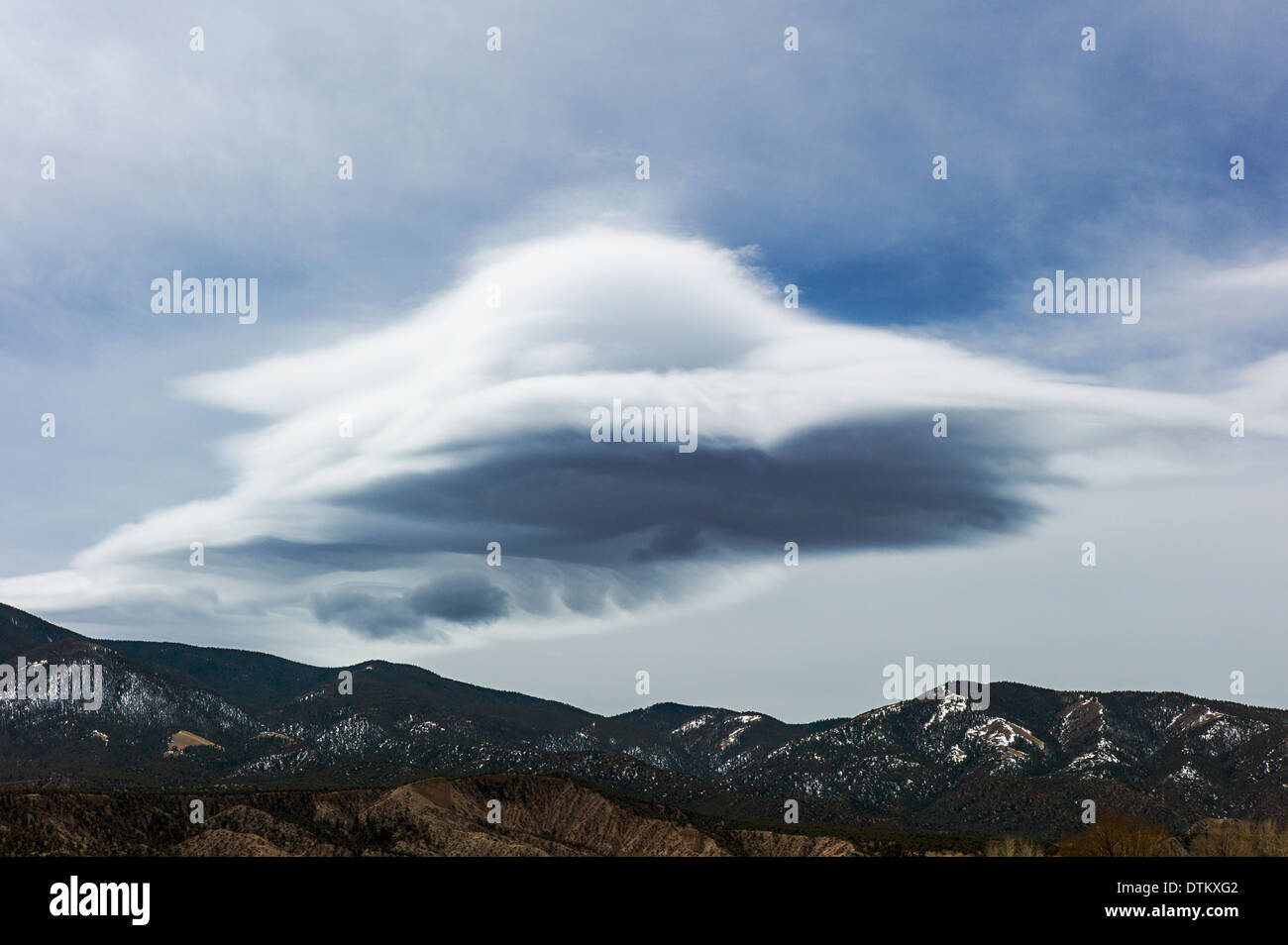 Nubes de tormenta sobre las Montañas Rocosas, en el centro de Colorado, EE.UU. Foto de stock