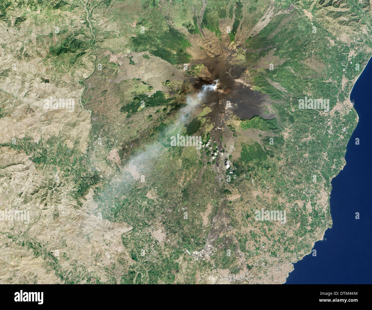 Fumar Mt. Volcán Etna Foto de stock
