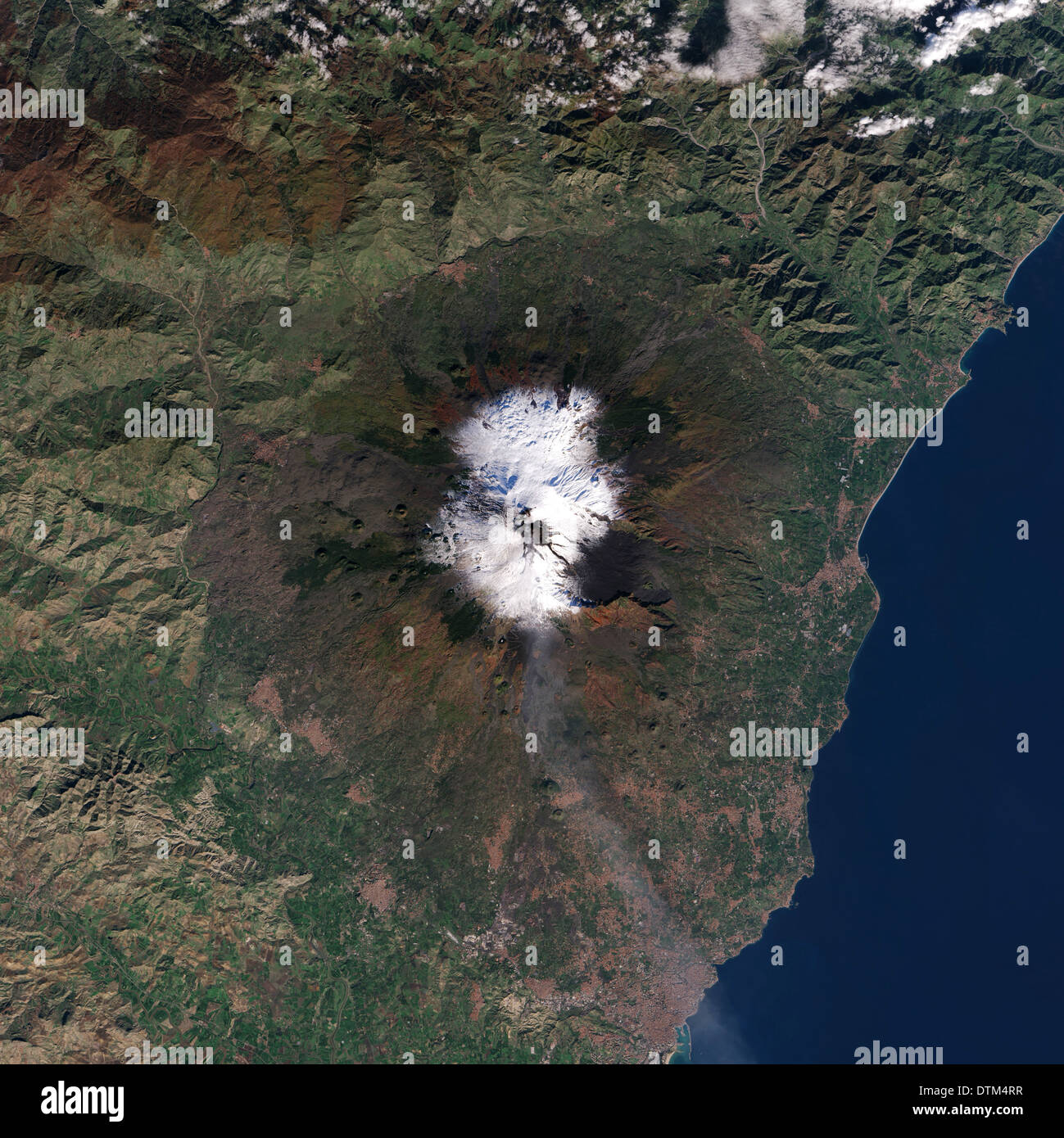 Ríos de lava negra serpiente sobre la blanca, la nieve de las laderas del Monte Etna en esta imagen de satélite en color natural. Dec.13, 2013 Foto de stock