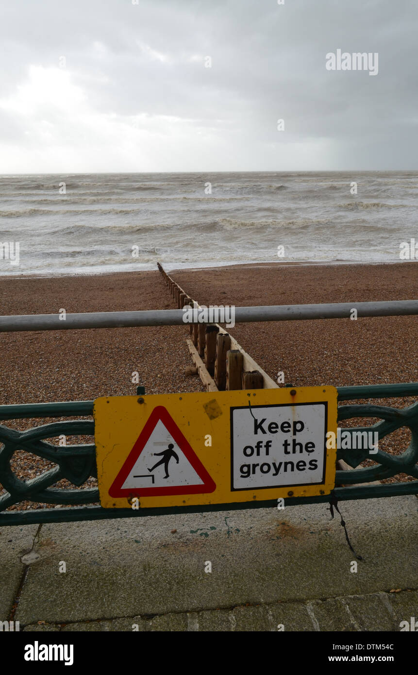 Manténgase alejado de los groynes señal de advertencia. Foto de stock