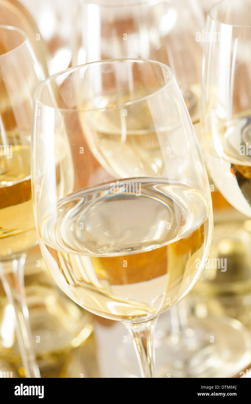 Refreshring en un vaso de vino blanco sobre un fondo Foto de stock