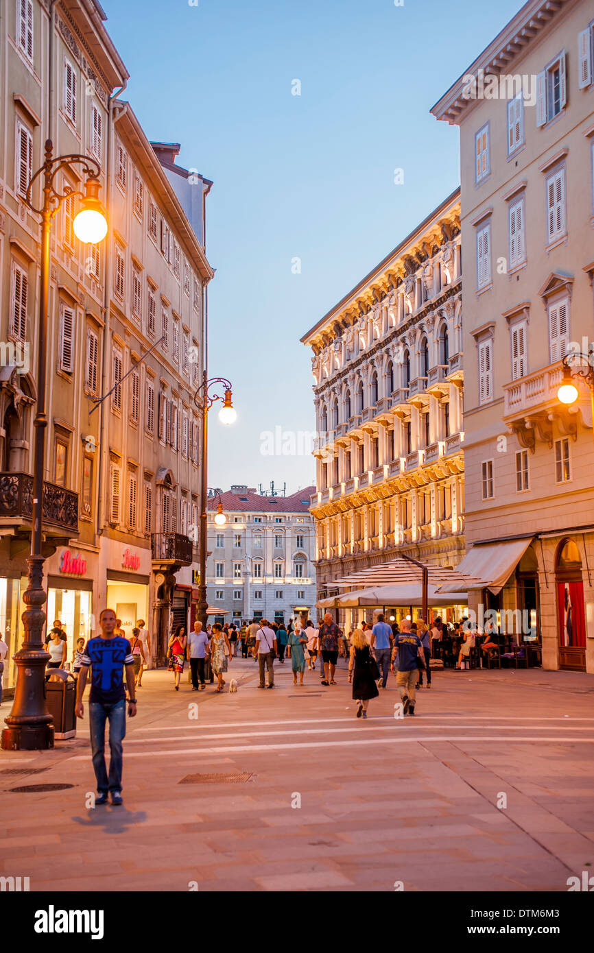 La hermosa ciudad de Trieste plantados delante del mar Adriático