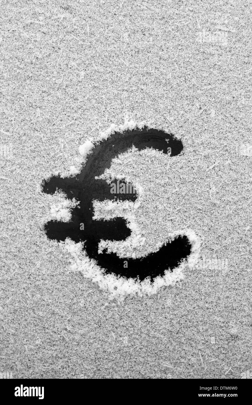 Imagen de un Euro firmado dibujado en la nieve Foto de stock