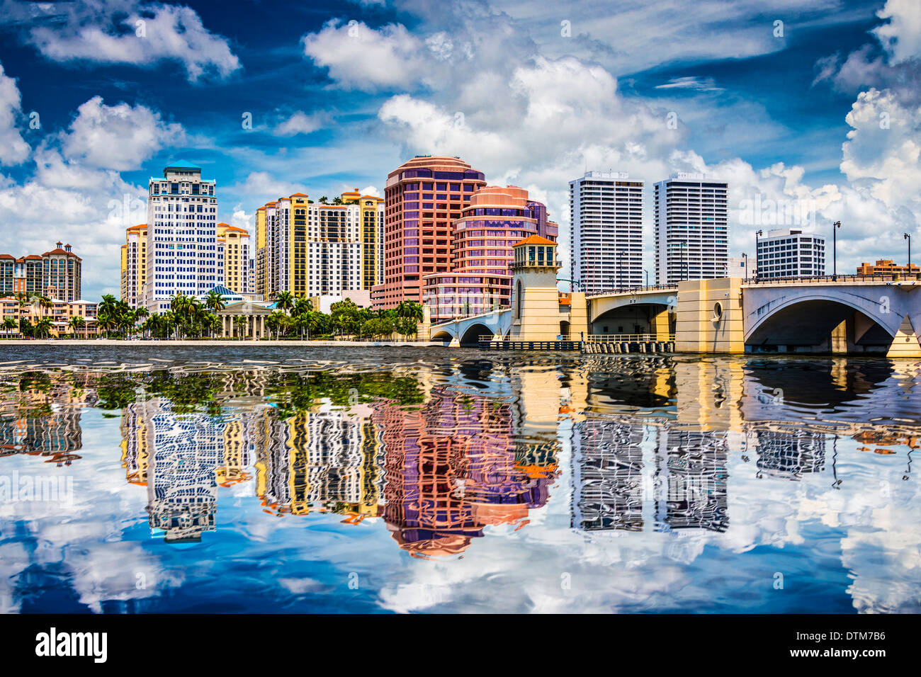 West Palm Beach, Florida, EE.UU. el centro a través de la Intracoastal waterway. Foto de stock