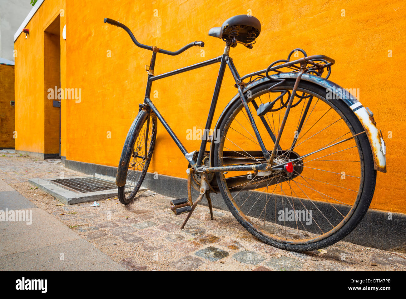 Una bicicleta en la acera, en Copenhague, Dinamarca. Foto de stock