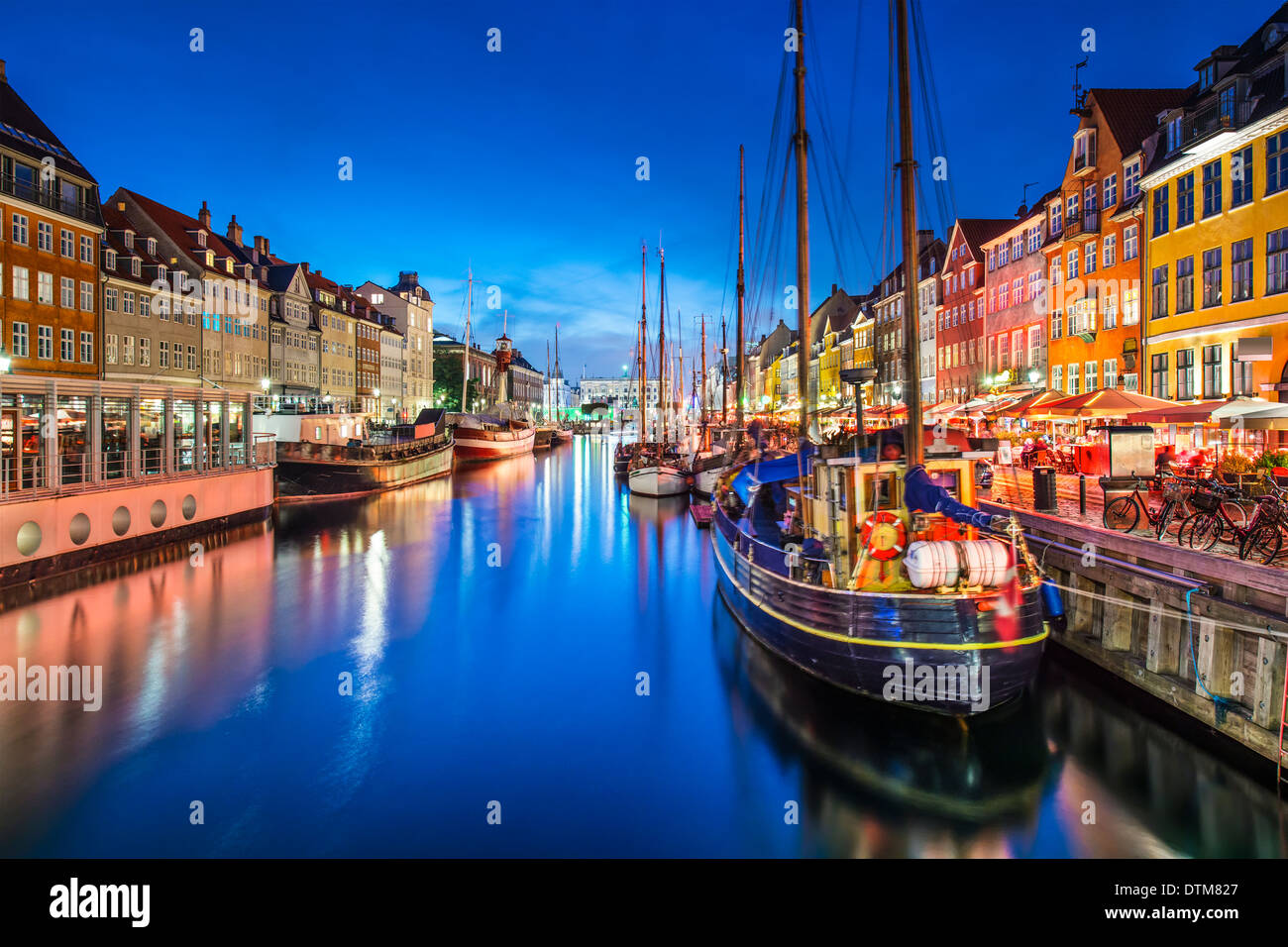 Copenhague, Dinamarca, en el Canal de Nyhavn. Foto de stock