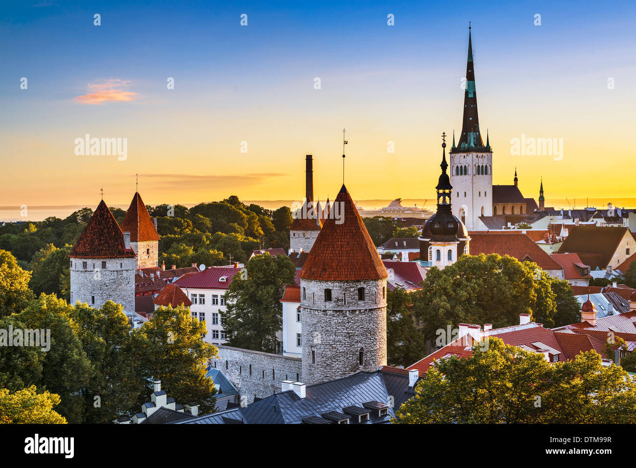 Ciudad vieja de Tallin, Estonia, ver. Foto de stock