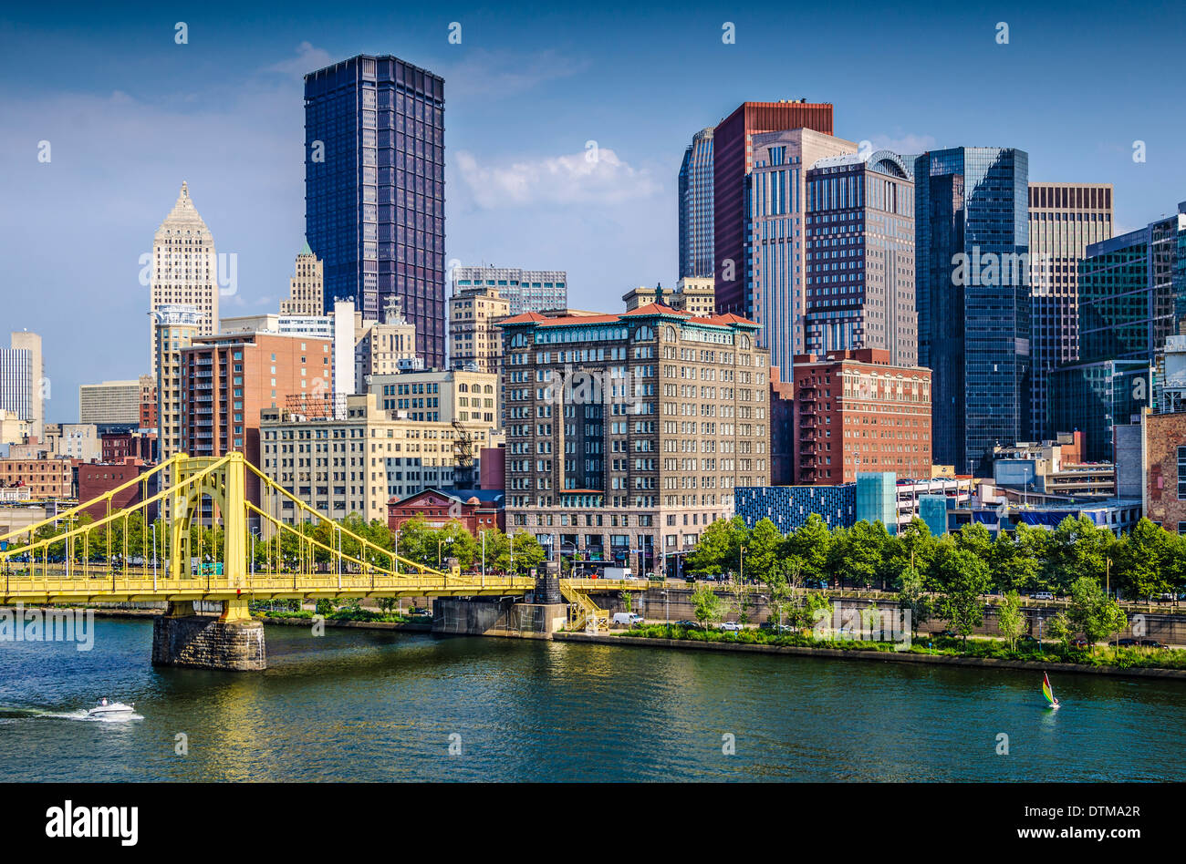 Pittsburgh, Pennsylvania, EE.UU. el centro de escena diurna sobre el Río Allegheny. Foto de stock