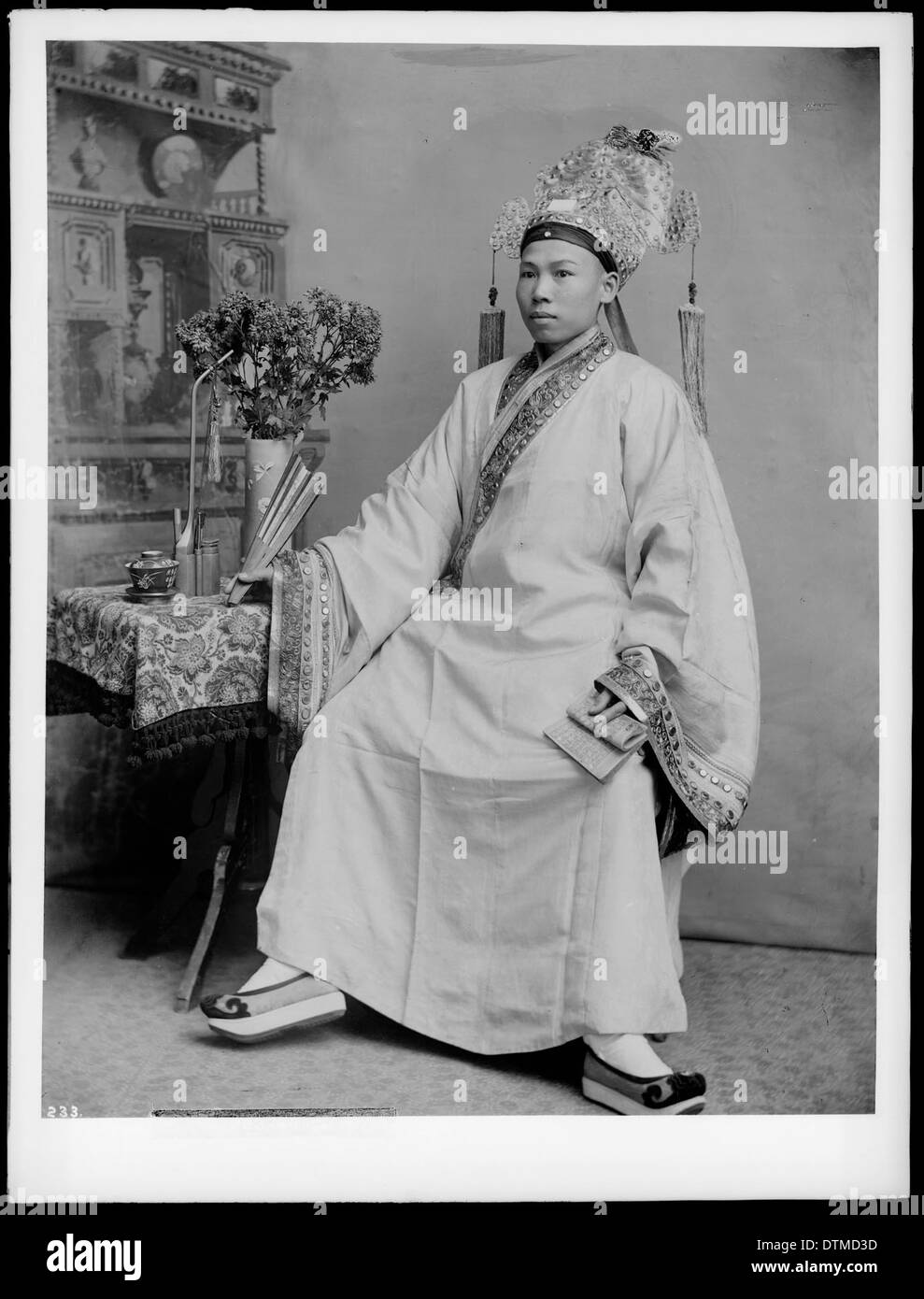 Joven actor chino en muy formal vestido chino, ca.1920 Foto de stock