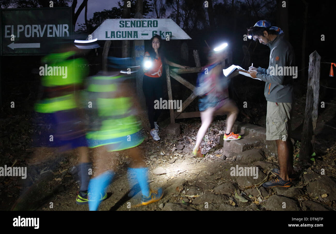 Deportes extremos, los corredores de 25k "Fuego y Agua' race, Check Point en el sendero Cabeza arriba el Volcán Maderas, La Isla de Ometepe, Nicaragua Foto de stock