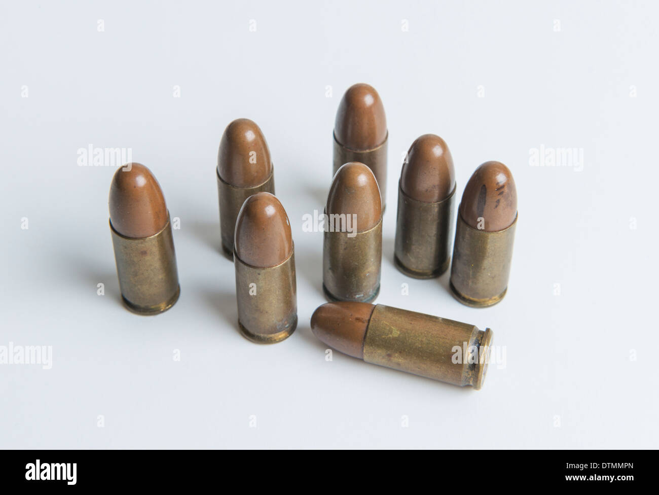 Ocho antiguas balas de 9mm de una pistola de mano. Foto de stock