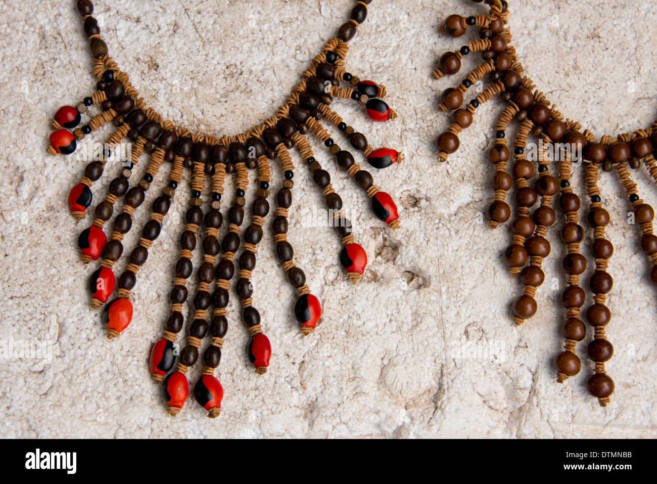 Brasil, Amazonas, Alter Chao. Recuerdo típico collares artesanales elaborados a partir de las nueces y las semillas Fotografía de stock - Alamy