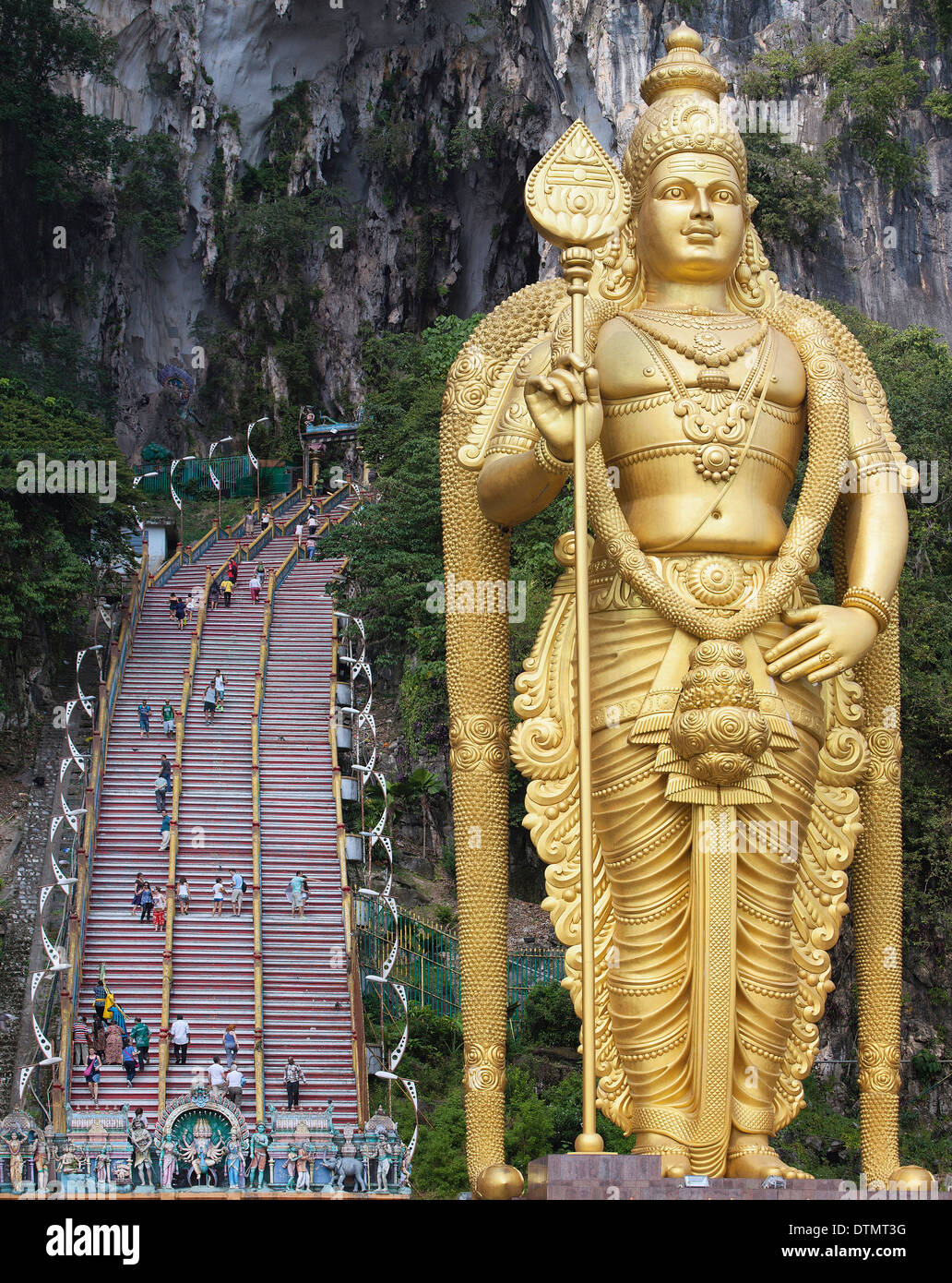 Señor Murugan dios hindú deidad estatura en templo indio en la entrada de las Cuevas Batu en Kuala Lumpur Foto de stock