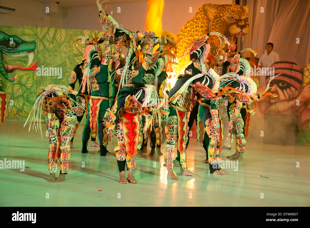 Brasil, Amazonas, Parintins. Boi Bumba Show folclórico. Hosts de