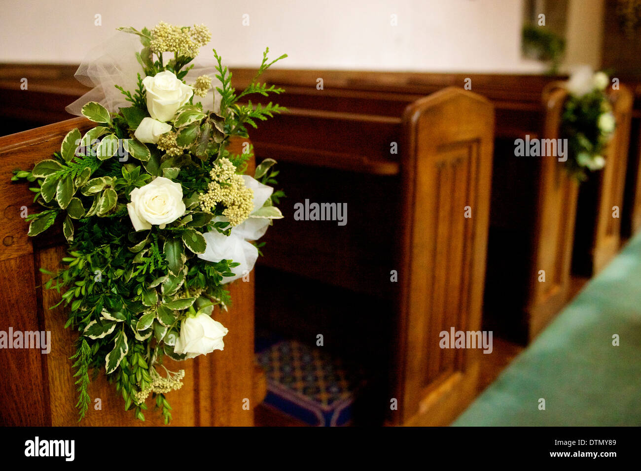 Flores de la boda en las bancas de la iglesia Fotografía de stock - Alamy