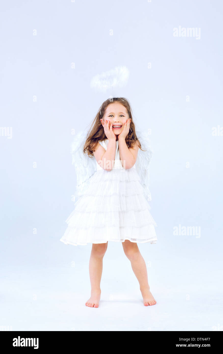Angel Nino Chica Con Alas De Color Blanco Puro Fotografia De Stock Alamy