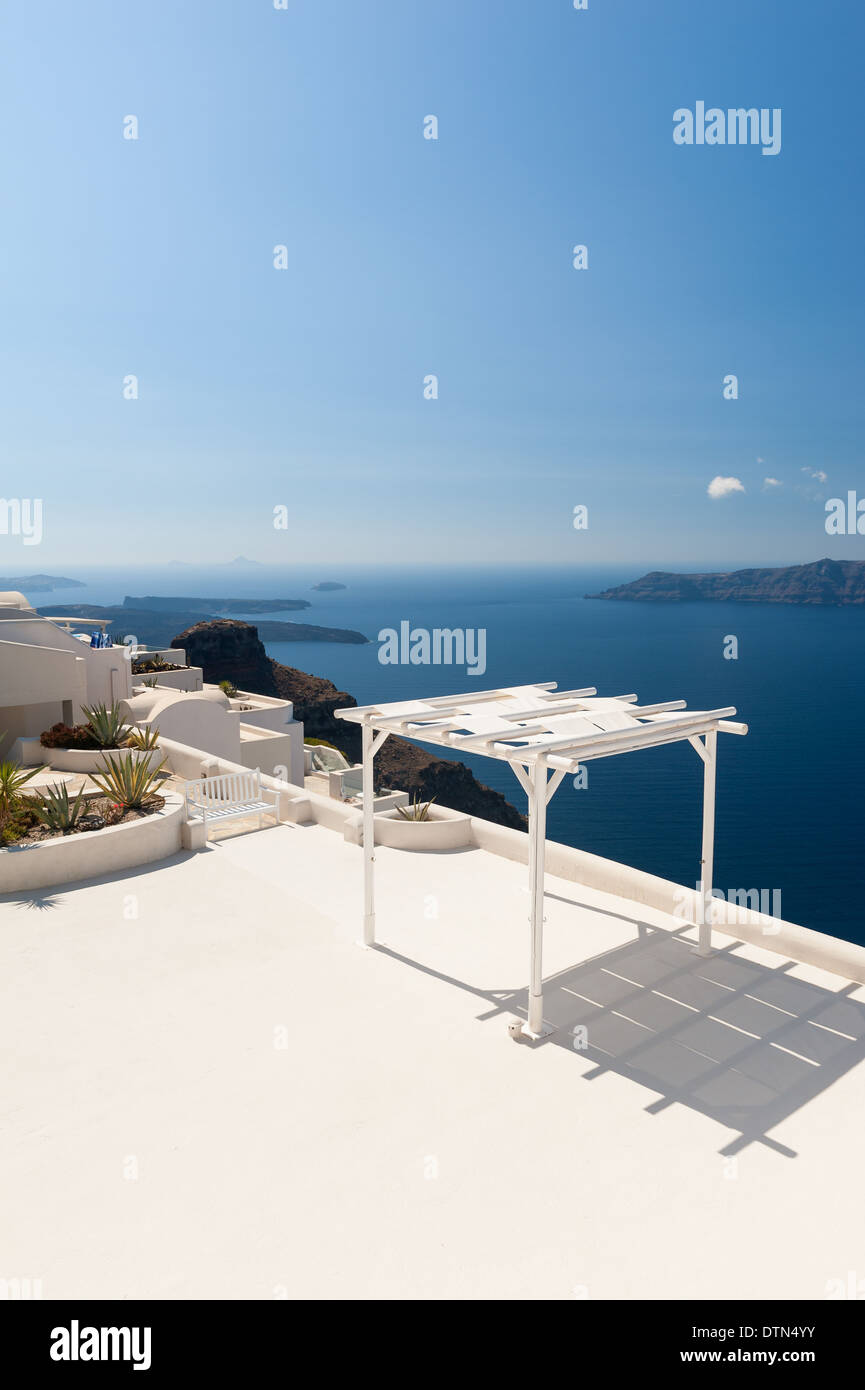 Terraza con sombrilla en Santorini, Grecia Foto de stock