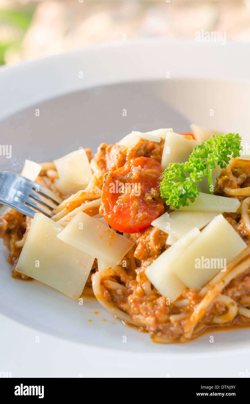 Espaguetis con salsa de tomate y espolvorear con queso Foto de stock