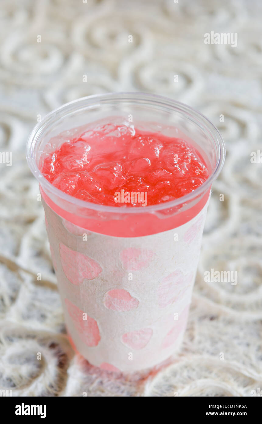 Vaso de bebida hecha de flor rosa Foto de stock