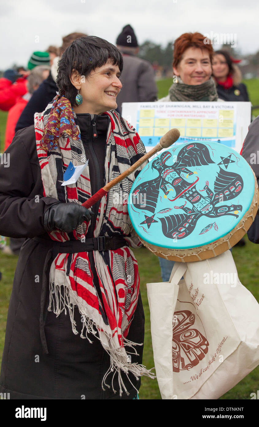 Las primeras naciones mujer batiendo el tambor al ralentí no más y anti oleoducto rally-Victoria, British Columbia, Canadá. Foto de stock