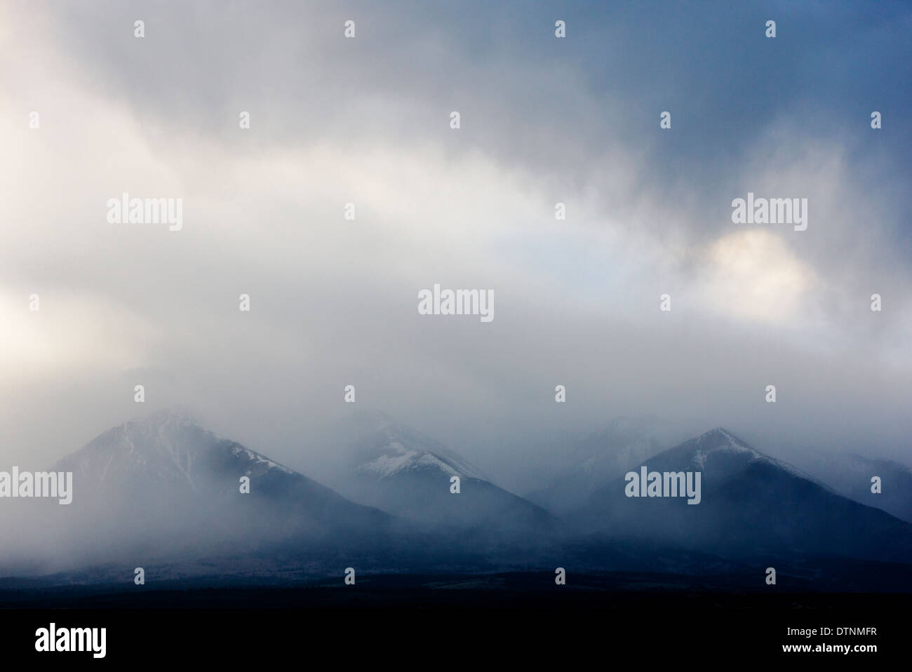 Nubes de tormenta sobre las Montañas Rocosas, en el centro de Colorado, EE.UU. Foto de stock