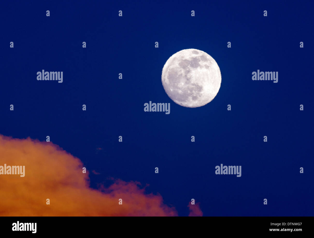 Luna llena ascendiendo sobre montañas rocosas, Salida, Colorado, EE.UU. Foto de stock