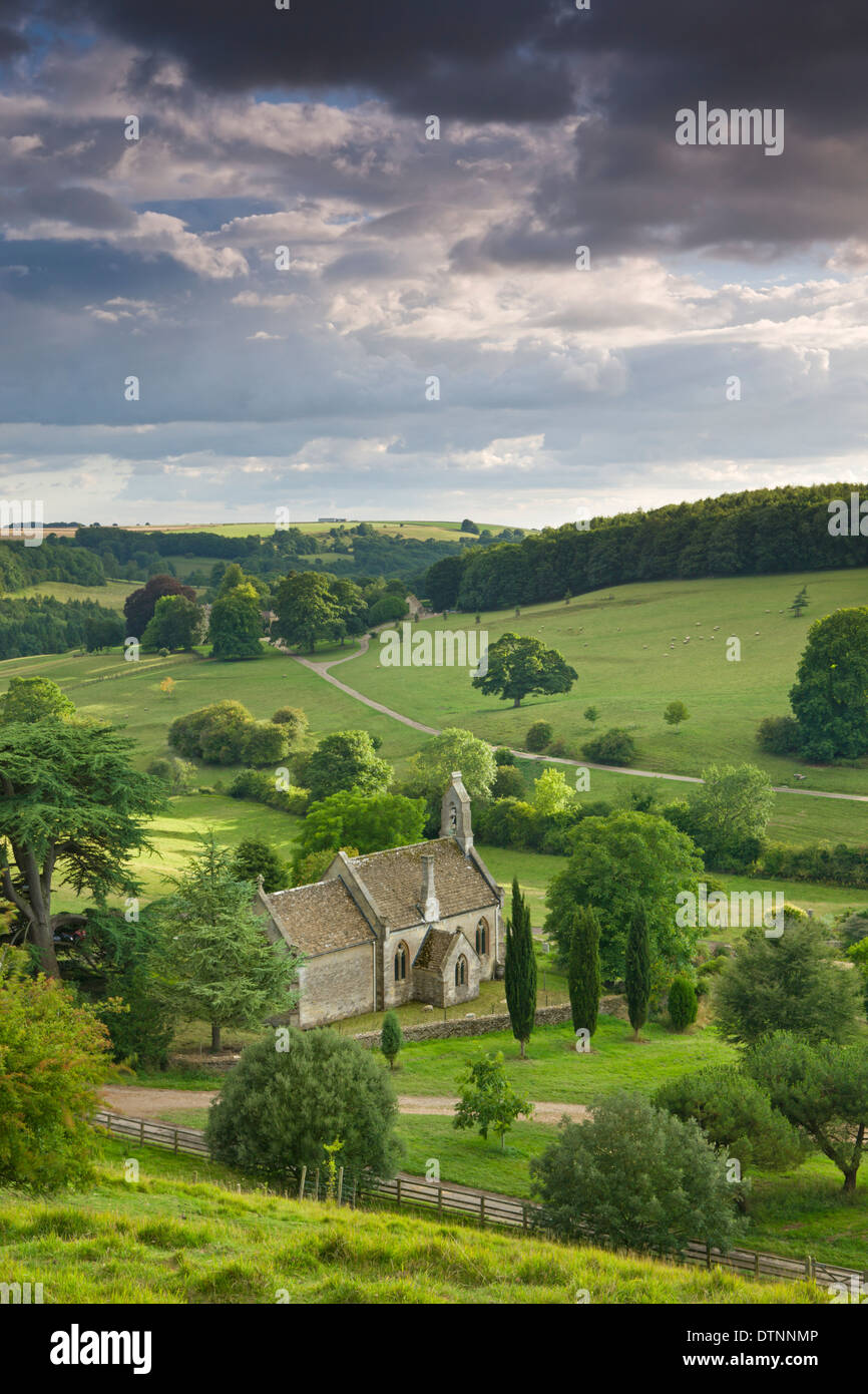Iglesia de Santa María la Virgen rodeada por hermosos paisajes, Lasborough en Cotswolds, Gloucestershire, Inglaterra. Foto de stock