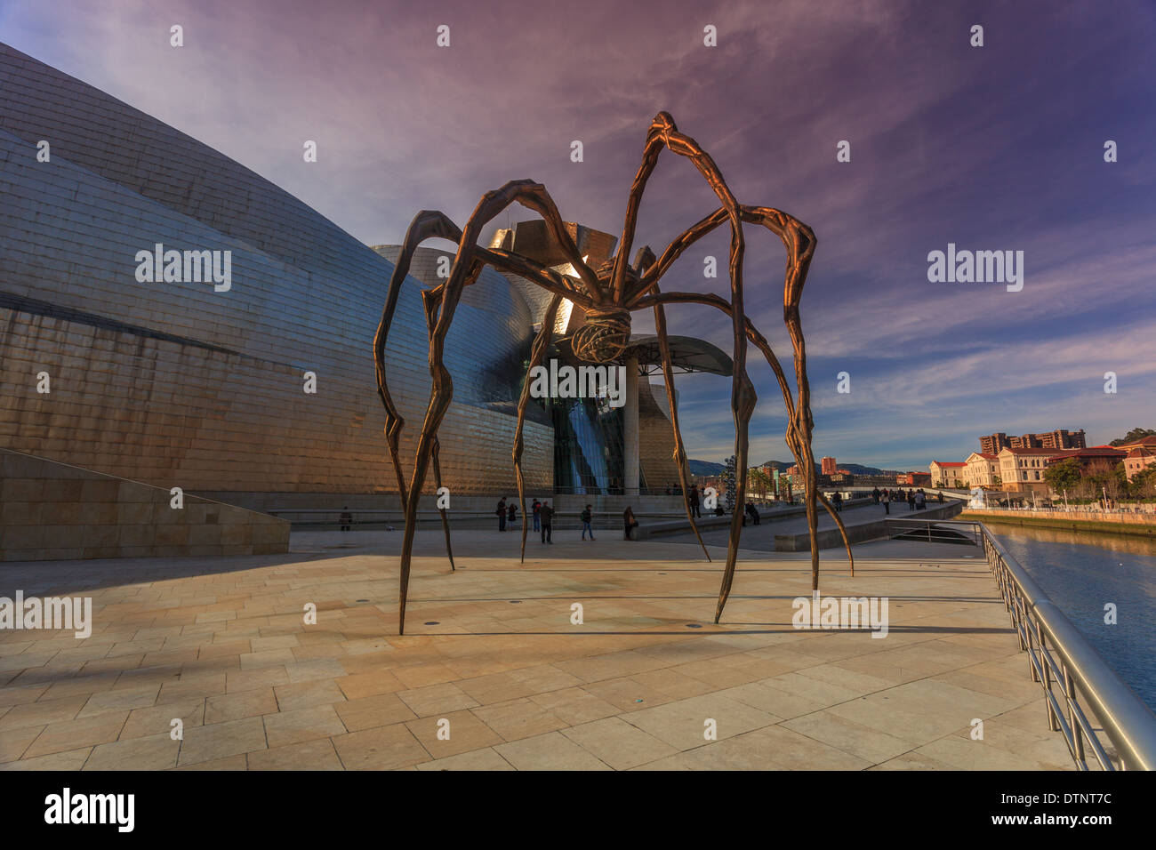 Escultura de araña en el museo Guggenheim de Bilbao (España) Foto de stock