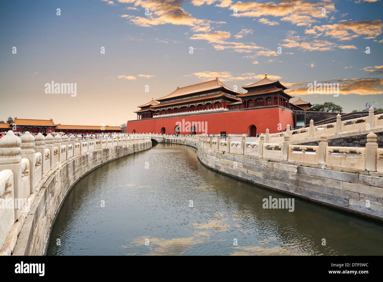 La ciudad prohibida con oro puente acuático Foto de stock