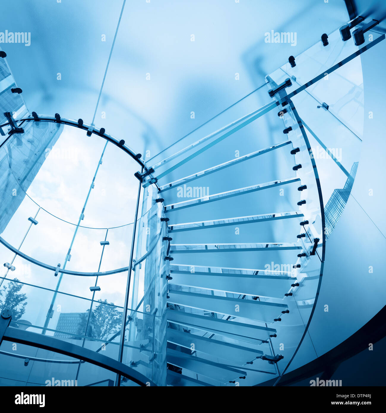 Escalera de cristal fotografías e imágenes de alta resolución - Alamy