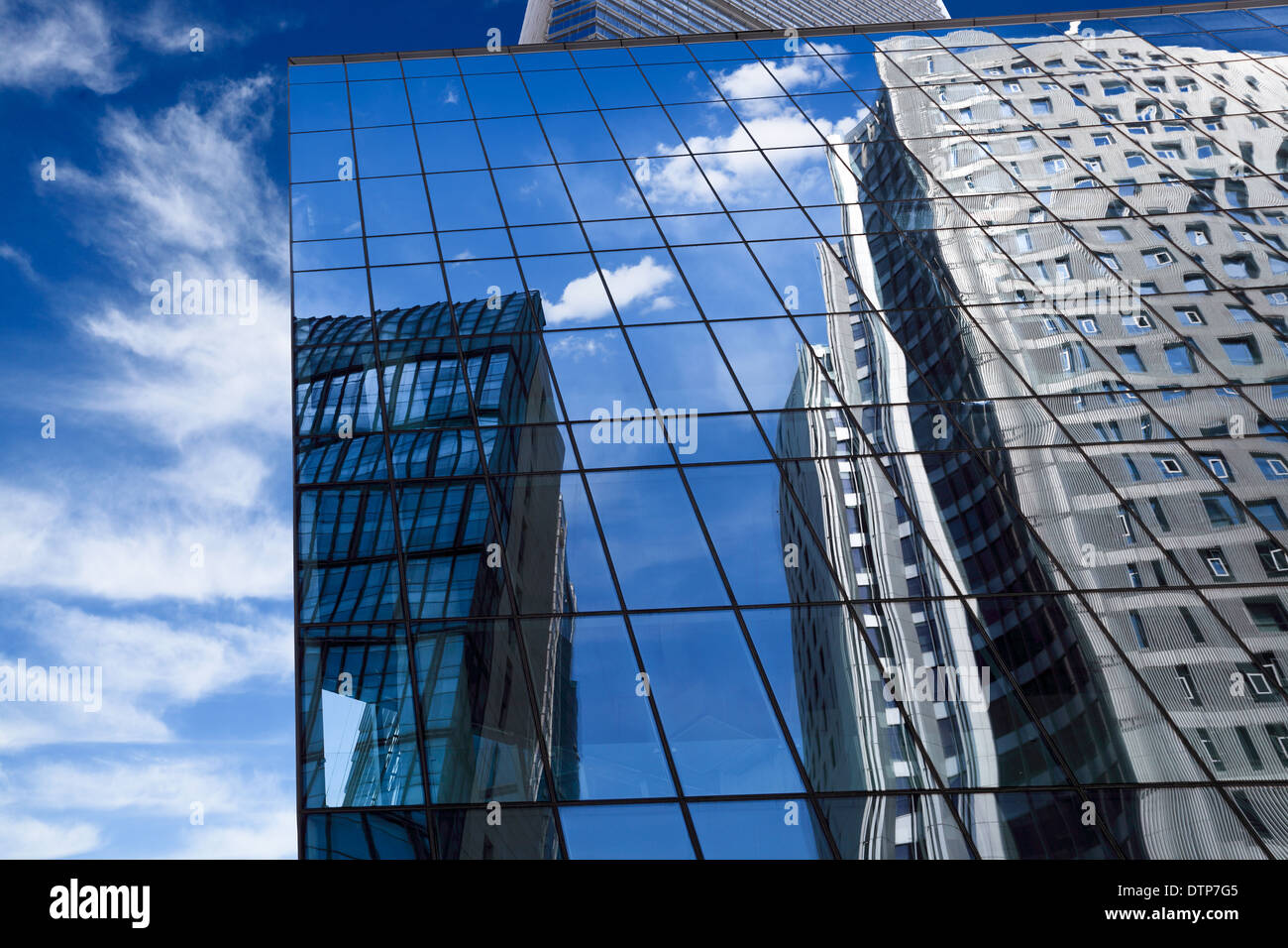 Edificio moderno con cielo azul reflejado Foto de stock