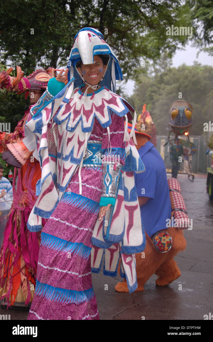 trajes coloridos personajes desfilan en mickey s jamming jungle