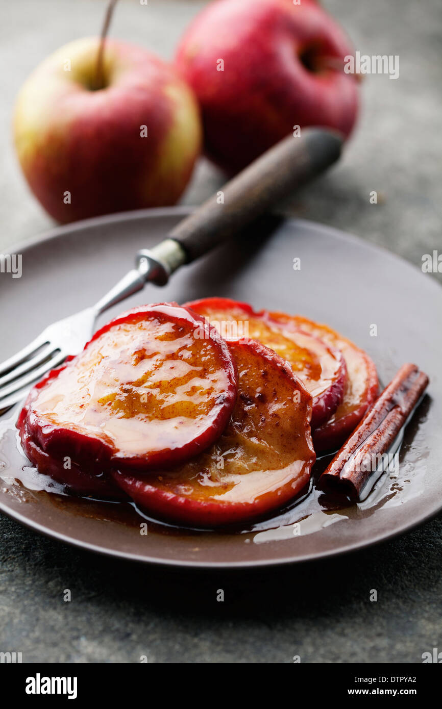 Las manzanas cocidas con azúcar moreno, mantequilla y canela Fotografía de  stock - Alamy