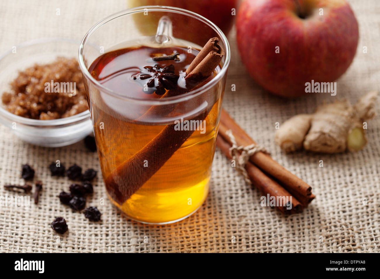 Punzón de manzana caliente con canela Foto de stock