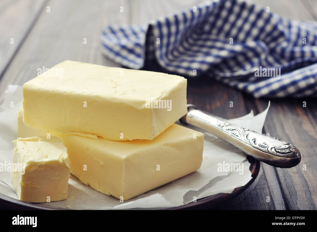 La mantequilla fresca sobre la tabla de cortar de madera con cuchillo closeup Foto de stock