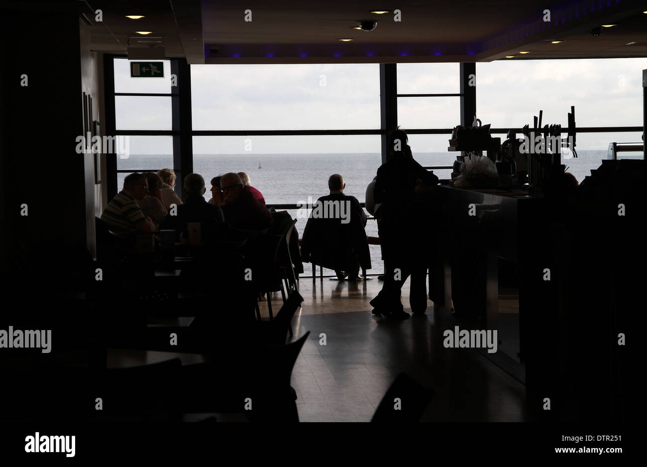 Silueta de la gente de mar salón de café. Foto de stock