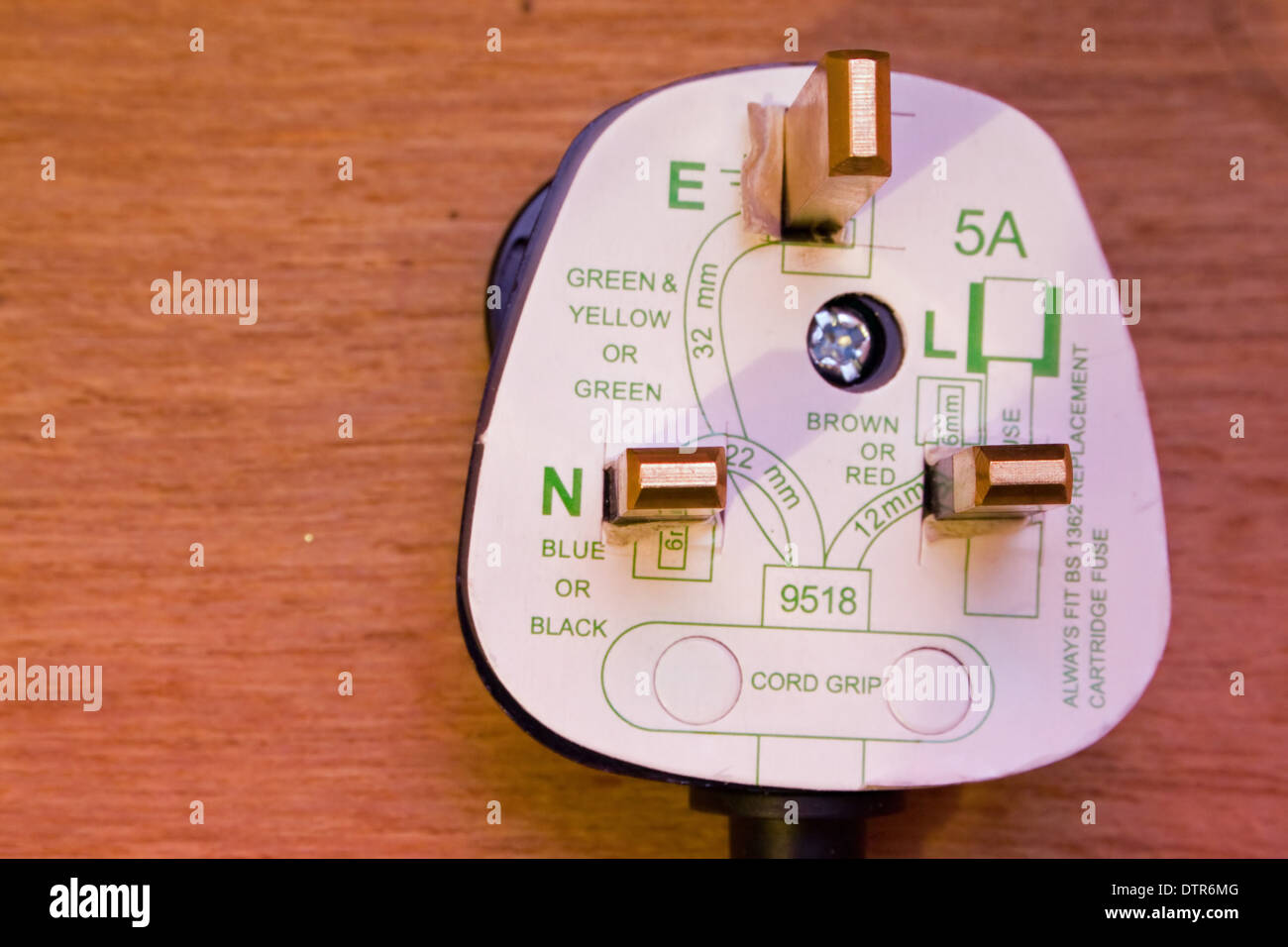 Reino Unido tres clavijas con diagrama de cableado Foto de stock