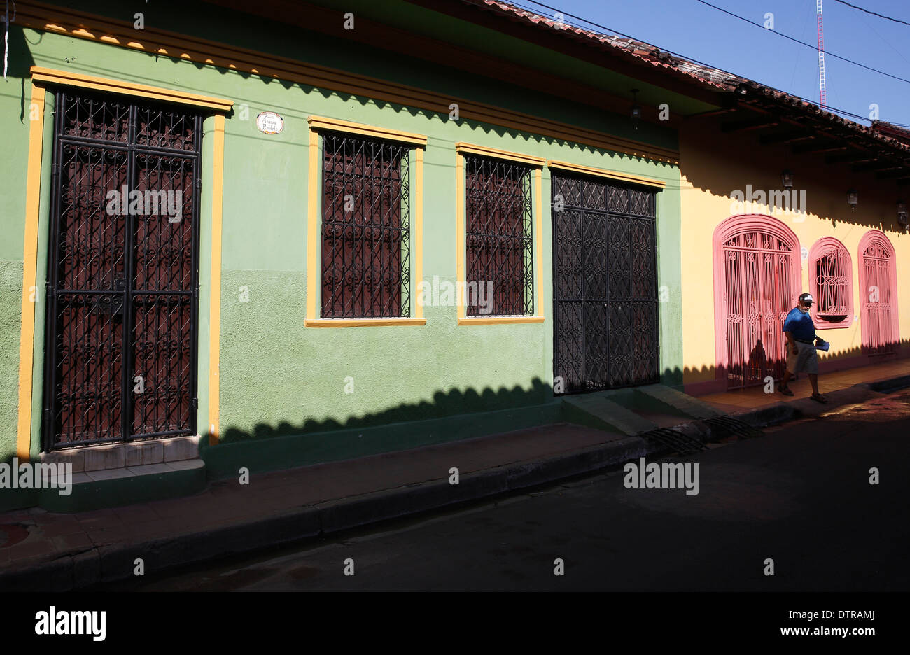 Casas coloridas fachadas escena en la calle Granada Nicaragua Foto de stock