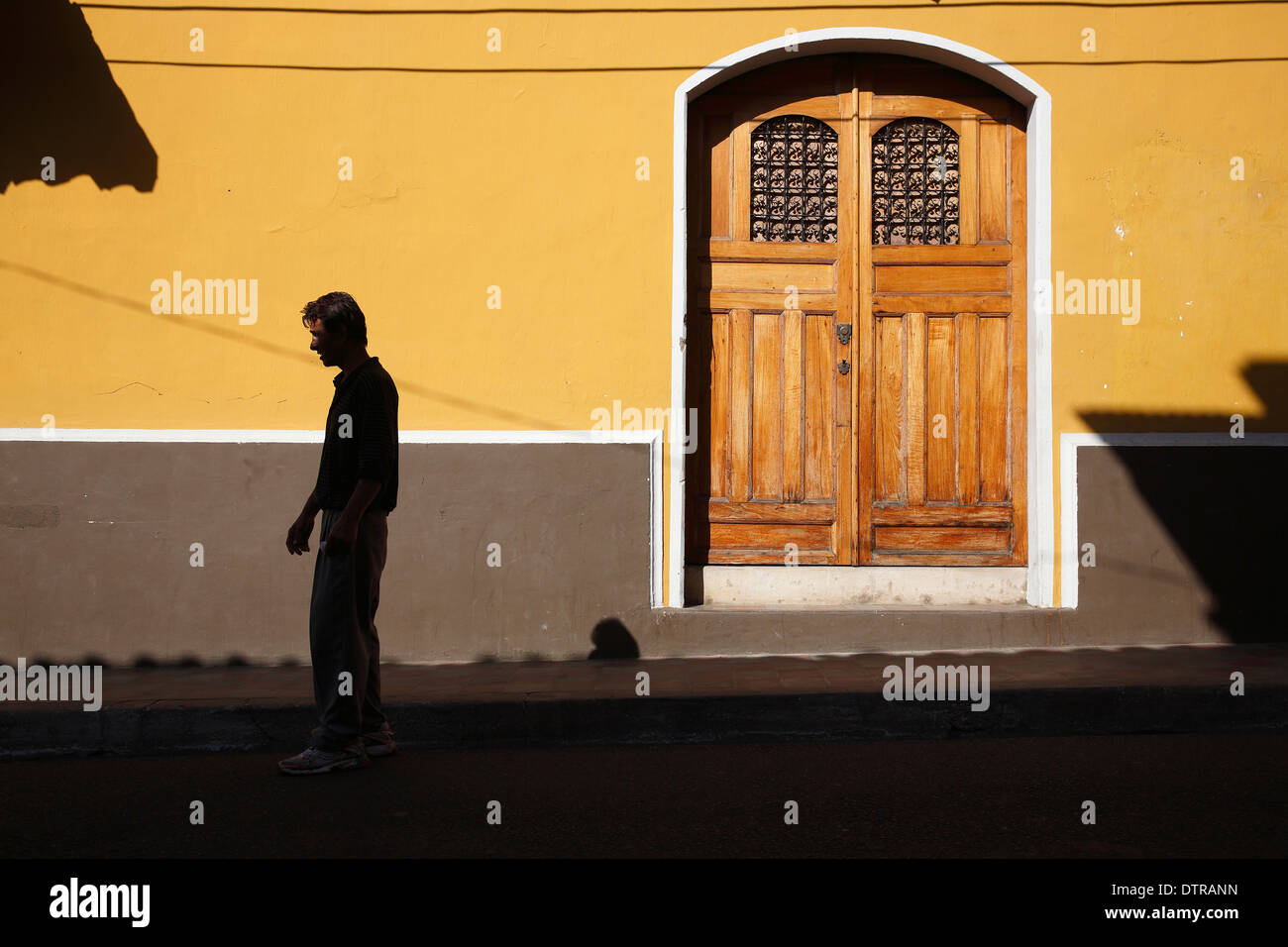 Casas coloridas fachadas escena en la calle Granada Nicaragua Foto de stock