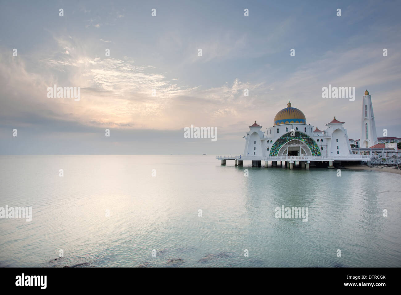Atardecer en el Estrecho de Malacca Mezquita en Pulau Melaka Malasia Foto de stock