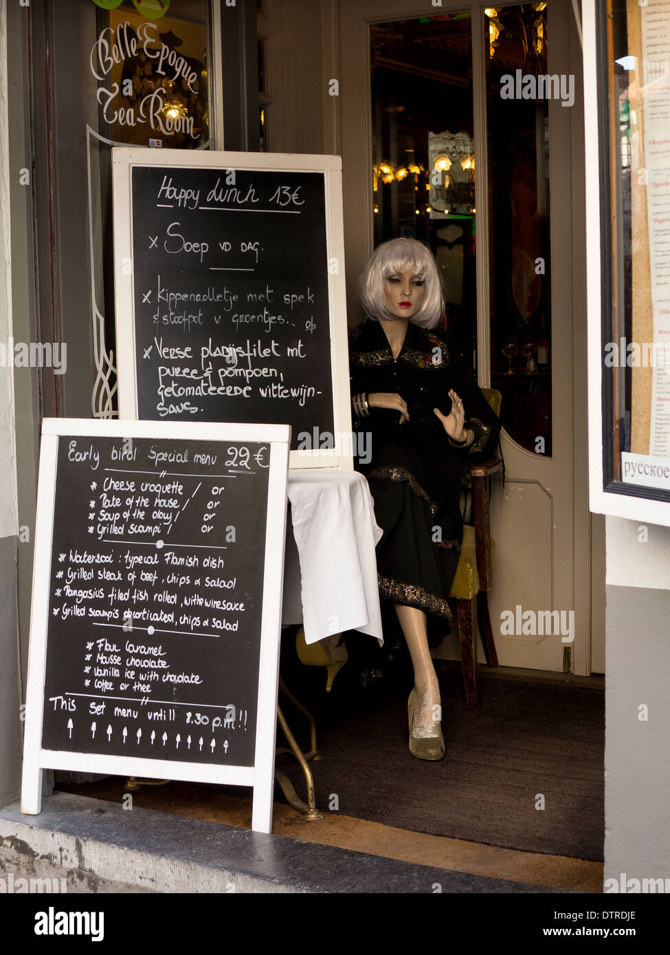 Pizarras y un menú glamoroso maniqui en la entrada de Bell Epoque confitería en Zuidzandstraat, Brugge (Brujas) Foto de stock