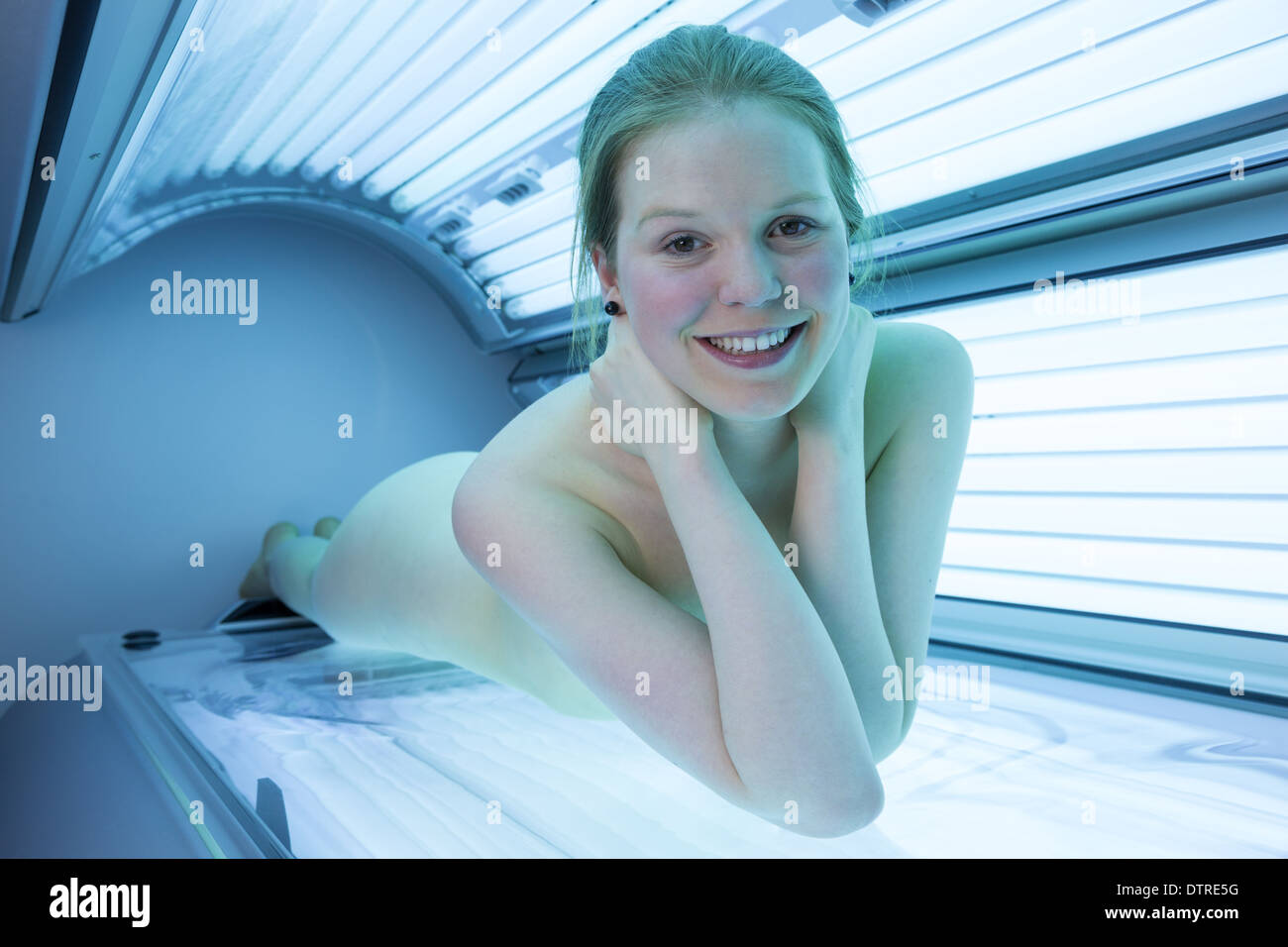 Mujer desnuda en la cama de bronceado relajante solarium Fotografía de  stock - Alamy