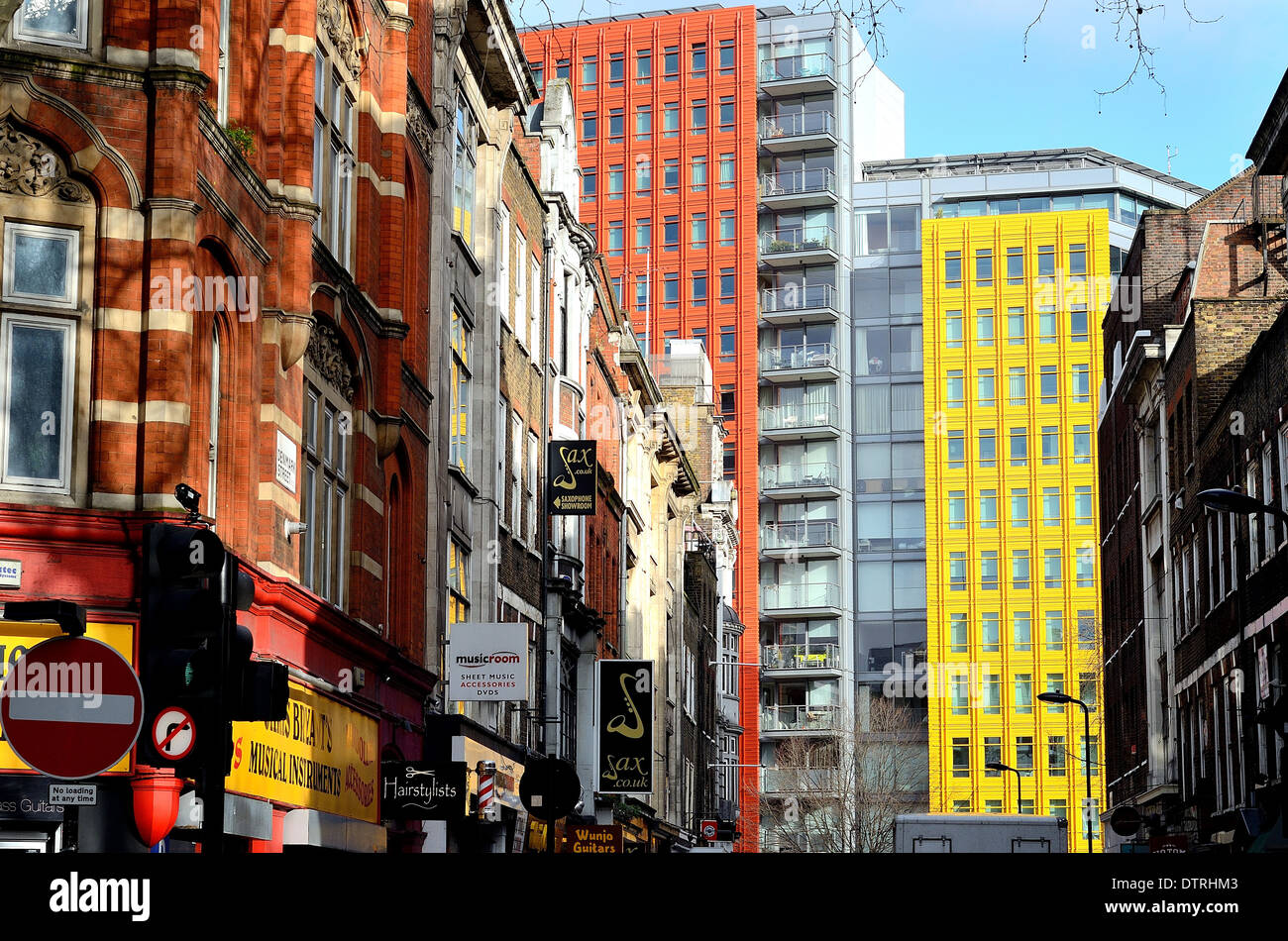 Denmark Street Londres con Central St.Giles el desarrollo en segundo plano. Foto de stock