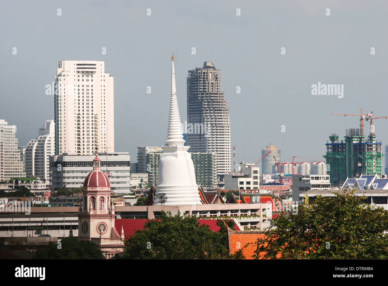 Templo tradicional y modernos edificios en Bangkok, Tailandia Foto de stock