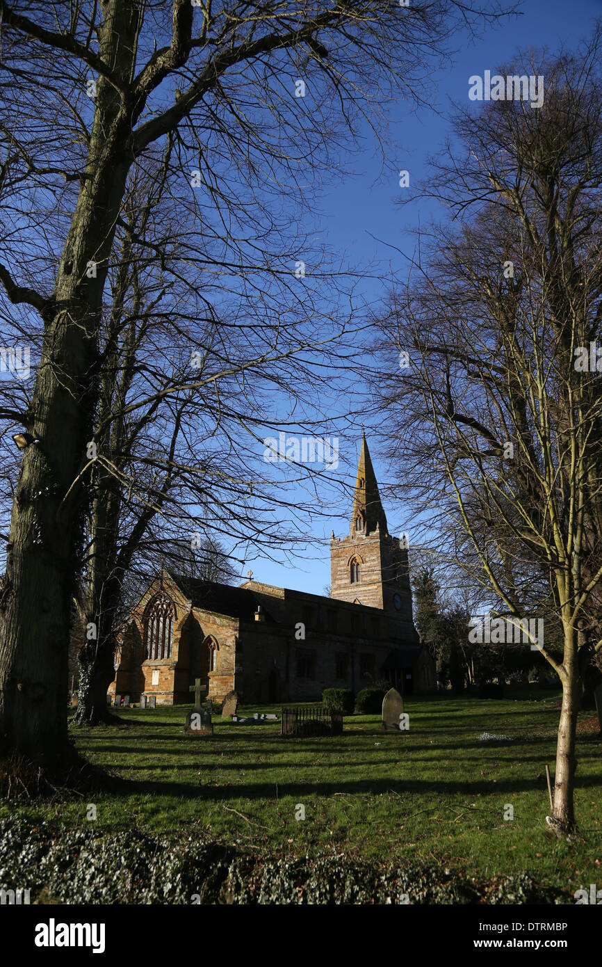 Iglesia del pueblo Bugbrooke y grave yard Foto de stock