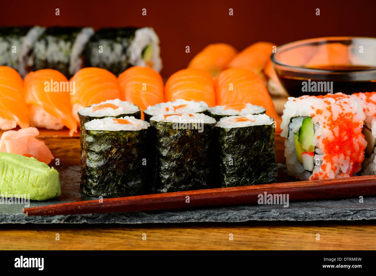 Bodegón con casera tradicional plato de sushi y palillos Foto de stock