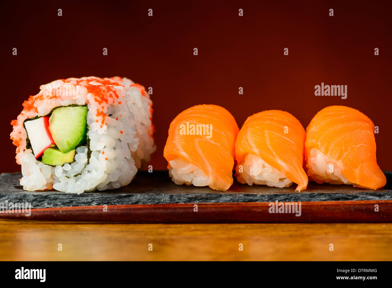 Plato de sushi con California rolls y nigiri con salmón Foto de stock